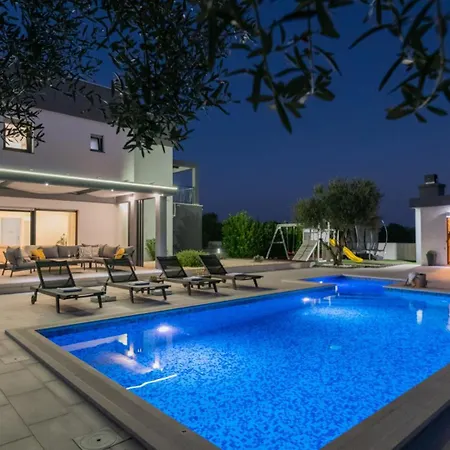 Vila Beautiful Danica With Pool In Makarská