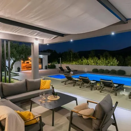 Beautiful Danica With Pool In Vila *