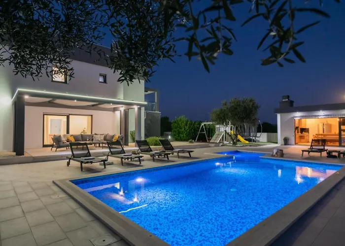 Vila Beautiful Danica With Pool In Makarská