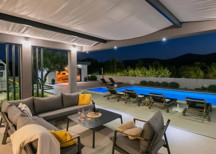 Beautiful Danica With Pool In Vila *