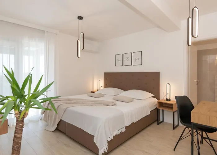 Beautiful Danica With Pool In Makarská