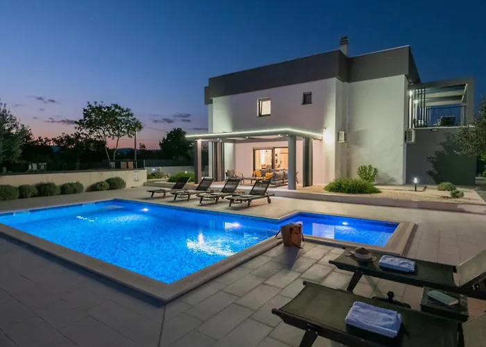 Beautiful Danica With Pool In Vila *