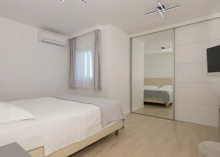 Beautiful Danica With Pool In Vila Makarská