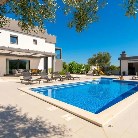 Beautiful Danica With Pool In Makarska