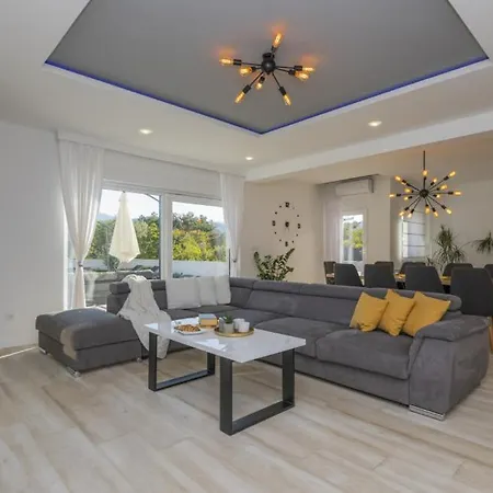 Beautiful Danica With Pool In Makarska