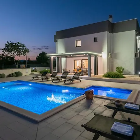 Beautiful Danica With Pool In Villa *