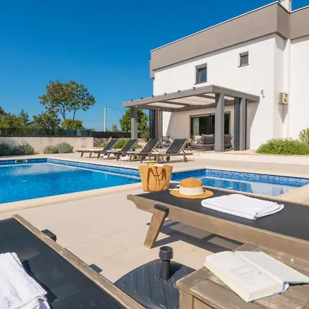 Beautiful Danica With Pool In Villa