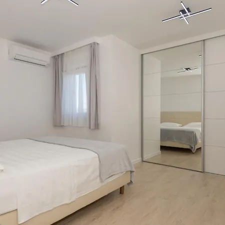 Beautiful Danica With Pool In Villa Makarska