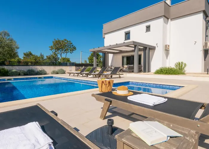 Beautiful Danica With Pool In Villa