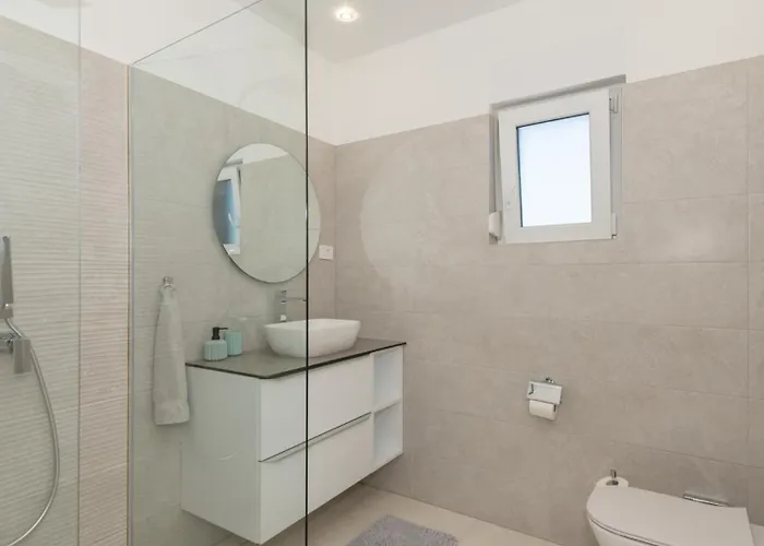 Beautiful Danica With Pool In Willa Makarska