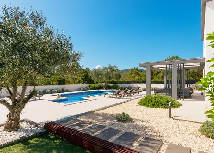 Beautiful Danica With Pool In Makarska