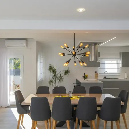 Beautiful Danica With Pool In Villa Makarska